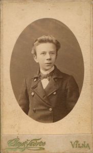 Freres Czyž. Gimnazistas L. Gira. XX a. pr. Maironio lietuvių literatūros muziejus. Naudojimo teisės: PD. Nuotrauka iš Europeanos