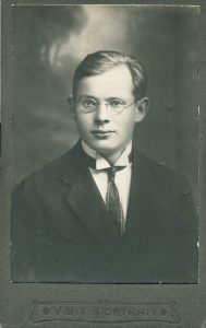 Movšė Buhalteris, Jakobas Vindsbergas. Kazys Boruta. 1924 m. MLLM F 2190. Maironio lietuvių literatūros muziejus. Naudojimo teisės: PD. Nuotrauka iš LIMIS