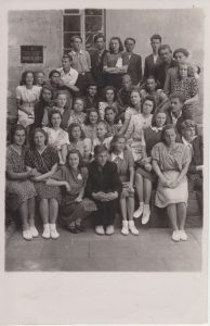 Nežinomas autorius. Vilniaus valstybinio universiteto lituanistai po vasaros egzaminų sesijos 1950 m., užbaigus pirmąjį kursą. Antroje eilėje penktas – Justinas Marcinkevičius. 1950 m. MLLM F3 4290. Maironio lietuvių literatūros muziejus. Naudojimo teisės: PD. Nuotrauka iš LIMIS