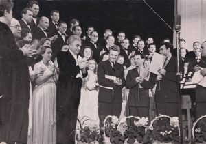 Nežinomas fotografas. K. Kaveckas, J. Marcinkevičius ,K. Kubilinskas, E. Balsys ir kiti nežinomi asmenys po koncerto. 1960–1962 m.