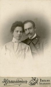 Aleksandras Jurašaitis. Marija ir Jurgis Šlapeliai po vestuvių. 1905 m. Marijos ir Jurgio Šlapelių namas-muziejus. Naudojimo teisės: PD. Nuotrauka iš Europeanos