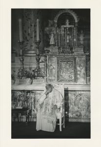Juozas Kazlauskas. Popiežius Jonas Paulius II Vilniaus arkikatedroje. 1993 m. rugsėjo 4 d. Lietuvos fotomenininkų sąjunga. Naudojimo teisės: CC BY-NC-ND. Nuotrauka iš Europeanos