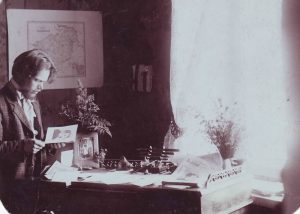 Laikraščio „Aušrinė“ sumanytojas ir redaktorius Stasys Šilingas prie darbo stalo. Bagaslaviškis, Lietuva. Apie 1911 m. Okupacijų ir laisvės kovų muziejus. Naudojimo teisės: CC BY-NC-ND. Nuotrauka iš Europeanos