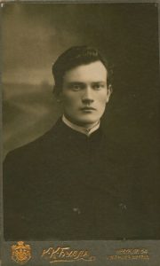 K. Bulla; C. O. Bulla. Poetas V. Mykolaitis-Putinas. Apie 1913–1915 m. Maironio lietuvių literatūros muziejus. Naudojimo teisės: PD. Nuotrauka iš Europeanos