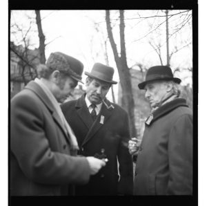 Bernardas Aleknavičius. [Poetas Justinas Marcinkevičius, skulptorius Konstantinas Bogdanas, dailininkas Jonas Kuzmickas. 1973 m. Klaipėda]. Klaipėdos apskrities viešoji I. Simonaitytės biblioteka. Naudojimo teisės: CC BY-NC-ND. Nuotrauka iš Europeanos