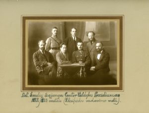 J. Kliučinskienė. Lietuvos Šaulių sąjungos Centro valdybos prezidiumas. Pirmoje eilėje 2-as iš kairės V. Krėvė-Mickevičius, antroje eilėje 3-ias iš kairės S. Šilingas. 1922–1923 m. VDKM Fa 13996. Vytauto Didžiojo karo muziejus. Naudojimo teisės: PD. Nuotrauka iš LIMIS