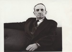 A. Miškinis savo namuose Vilniuje. Apie 1979 m. MLLM F1 8423. Maironio lietuvių literatūros muziejus. Naudojimo teisės: PD. Nuotrauka iš LIMIS