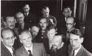 Nežinomas fotografas. J.Žlabys-Žengė, J.Graičiūnas, K.Binkis, J. Aistis, L. Gira, K. Binkis, K. Boruta, T. Tilvytis ir kiti. Apie 1940 m. MLLM F3 4771. Maironio lietuvių literatūros muziejus. Naudojimo teisės: PD. Nuotrauka iš LIMIS