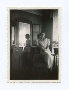 Gražutė Šlapelytė prie veidrodžio savo namuose Vilniuje. 1928 m. Marijos ir Jurgio Šlapelių namas-muziejus. Naudojimo teisės: PD. Nuotrauka iš Europeanos