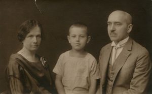 Marija Šlapelienė, sūnus Skaistutis ir Jurgis Šlapelis kažkurioje Vilniaus ateljė. 1927 m. Marijos ir Jurgio Šlapelių namas-muziejus. Naudojimo teisės: PD. Nuotrauka iš Europeanos
