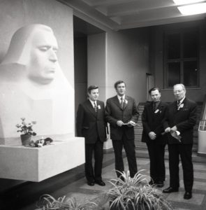 Bernardas Aleknavičius. [Poetai J. Marcinkevičius, A. Maldonis, P. Drevinis ir K. Korsakas]. 1973 m. Klaipėdos apskrities viešoji I. Simonaitytės biblioteka. Naudojimo teisės: CC BY-NC-ND. Nuotrauka iš Europeanos