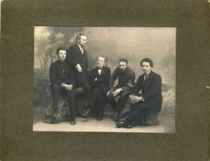 K. Ruginis, poetas Faustas Kirša, J. Talmantas, poetas Liudas Gira ir J. Strimaitis. Apie 1918 m. MLLM F 100. Maironio lietuvių literatūros muziejus. Naudojimo teisės: PD. Nuotrauka iš LIMIS