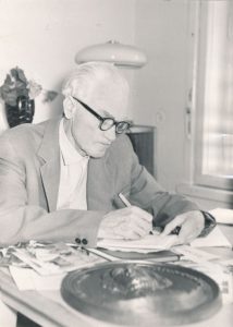 Vincas Mykolaitis-Putinas savo vasarnamyje. 1966 m. MLLM F1 697/7. Maironio lietuvių literatūros muziejus. Naudojimo teisės: PD. Nuotrauka iš LIMIS