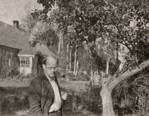 Nežinomas fotografas. Kazys Boruta tėviškėje. Apie 1944 m. MLLM F1 1410. Maironio lietuvių literatūros muziejus. Naudojimo teisės: PD. Nuotrauka iš LIMIS