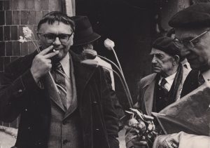 Algimantas Baltakis, Antanas Miškinis ir Justas Paleckis. 1980 m. MLLM F3 12242. Maironio lietuvių literatūros muziejus. Naudojimo teisės: PD. Nuotrauka iš LIMIS