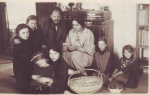Stasys Šilingas su žmona Emilija ir šešiomis dukromis. Misiūnai, Paežerėlių valsčius, Šakių apskritis, Lietuva. Apie 1925–1926 m. Okupacijų ir laisvės kovų muziejus. Naudojimo teisės: CC BY-NC-ND. Nuotrauka iš Europeanos