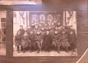 Juozas Timukas. Lietuvos kariuomenės vadas gen. Silvestras Žukauskas ir ministras pirmininkas dr. K.azys Grinius su Lietuvos kariuomenės karininkais pirmajame fronto gydytojų suvažiavime. 1937 m. VDKM N 343. Vytauto Didžiojo karo muziejus. Naudojimo teisės: PD. Nuotrauka iš LIMIS