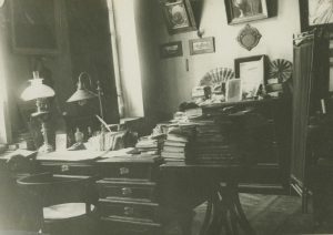 Morisas Grosmanas. Jono Basanavičiaus darbo kambarys Lietuvių mokslo draugijos patalpose Vilniuje, Gimnazijos g. 4 (dabar A. Domaševičiaus g. 9). 1927-02-21. Lietuvos nacionalinis muziejus. Naudojimo teisės: CC BY-NC-ND. Nuotrauka iš Europeanos