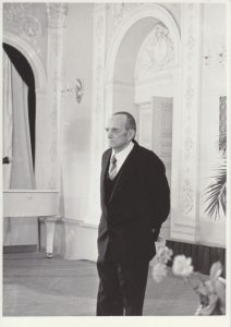 A. Miškinis deklamuoja Meno darbuotojų rūmų Baltojoje salėje. 1980 m. MLLM F1 643/1. Maironio lietuvių literatūros muziejus. Naudojimo teisės: PD. Nuotrauka iš LIMIS