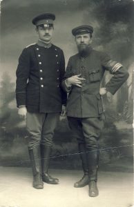 Liudas Gira (dešinėje) ir knygnešys, leidėjas, spaudos darbuotojas Antanas Rucevičius. Apie 1919 m. MLLM F 40. Maironio lietuvių literatūros muziejus. Naudojimo teisės: PD. Nuotrauka iš LIMIS