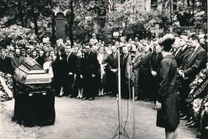 Vinco Mykolaičio-Putino laidotuvės. 1967 m. MLLM F5 707. Maironio lietuvių literatūros muziejus. Naudojimo teisės: PD. Nuotrauka iš LIMIS