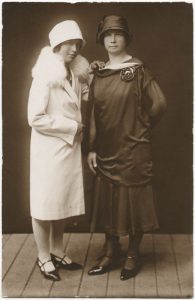 Marija Šlapelienė su dukra Gražute. 1929 m. Marijos ir Jurgio Šlapelių namas-muziejus. Naudojimo teisės: PD. Nuotrauka iš Europeanos