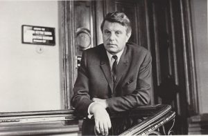 Nežinomas fotografas. Justinas Marcinkevičius Rašytojų sąjungoje. Apie 1975 m. MLLM F1 22399. Maironio lietuvių literatūros muziejus. Naudojimo teisės: PD. Nuotrauka iš LIMIS