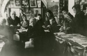 Marijos ir Jurgio Šlapelių knygyne. Nuotraukoje antras iš kairės – Jurgis Šlapelis, šalia sėdi Marija Šlapelienė, toliau – jų sūnus Skaistutis. 1931 m. Marijos ir Jurgio Šlapelių namas-muziejus. Naudojimo teisės: PD. Nuotrauka iš Europeanos