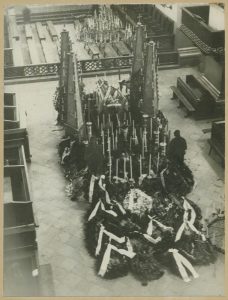 Morisas Grosmanas. Jono Basanavičiaus laidotuvių šv. Mišios Vilniaus katedroje. 1927-02-21. Lietuvos nacionalinis muziejus. Naudojimo teisės: CC BY-NC-ND. Nuotrauka iš Europeanos
