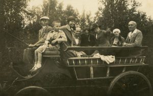 Jurgis, Laimutė, Gražutė ir Skaistutis Šlapeliai prabangioje „bričkoje“. 1930 m. Marijos ir Jurgio Šlapelių namas-muziejus. Naudojimo teisės: PD. Nuotrauka iš Europeanos