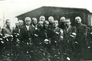 Kazys Boruta su kitais kaliniais Rasų lageryje. 1949 m. MLLM F 5347. Maironio lietuvių literatūros muziejus. Naudojimo teisės: PD. Nuotrauka iš LIMIS