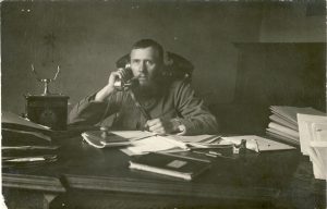 Lietuvos karininkas, žvalgybos skyriaus viršininkas Liudas Gira kabinete prie savo darbo stalo. 1919 m. MLLM F 11. Maironio lietuvių literatūros muziejus. Naudojimo teisės: PD. Nuotrauka iš LIMIS