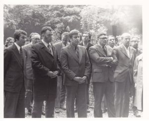 Nežinomas fotografas. Poezijos pavasaris: J. Kobrinas, P. Bražėnas, G. Jokimaitis, J. Marcinkevičius, V. Skripka, A. Baltakis, V. Rudokas ir kiti. 1976 m. MLLM F6 10818. Maironio lietuvių literatūros muziejus. Naudojimo teisės: PD. Nuotrauka iš LIMIS