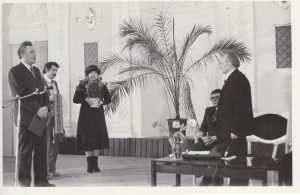A. Miškinį su 75 metų jubiliejumi sveikina Rašytojų sąjungos valdyba. 1980 m. MLLM F3 642/1. Maironio lietuvių literatūros muziejus. Naudojimo teisės: PD. Nuotrauka iš LIMIS