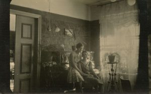 Gražutė ir Laimutė Šlapelytės savo namų svetainėje. 1929 m. Marijos ir Jurgio Šlapelių namas-muziejus. Naudojimo teisės: PD. Nuotrauka iš Europeanos