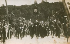 Žygio per Lietuvą procesija, skirta Vytauto Didžiojo jubiliejiniams metams. Politikas, teisininkas Stasys Šilingas (kairėje) ir kunigas, rašytojas Juozas Tumas-Vaižgantas procesijos priekyje neša Vytauto Didžiojo portretą. 1930 m. Maironio lietuvių literatūros muziejus. Naudojimo teisės: CC BY-NC-ND. Nuotrauka iš Europeanos