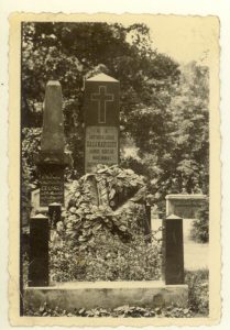 Jono Basanavičiaus kapas Rasų kapinėse Vilniuje. 1933 m. Kauno IX forto muziejus. Naudojimo teisės: PD. Nuotrauka iš Europeanos
