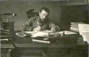 Liudas Gira prie darbo stalo. 1919 m. MLLM F 12/1. Maironio lietuvių literatūros muziejus. Naudojimo teisės: PD. Nuotrauka iš LIMIS