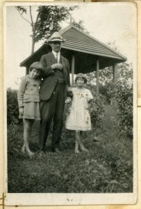 M. Šikšnys savo namų sode su giminaitėmis (kairėje – Eugenija Smilgaitė (Vaitiekūnienė)). Vilnius. Apie 1930 m. Lietuvos nacionalinis dailės muziejus. Naudojimo teisės: PD. Nuotrauka iš Europeanos