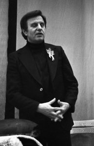 Algimantas Puodžiūnas. Poetas Justinas Marcinkevičius Naisiuose (Šiaulių raj.). 1979 m. Šiaulių apskrities Povilo Višinskio viešoji biblioteka. Naudojimo teisės: CC BY. Nuotrauka iš Europeanos