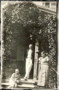 Liudas Gira su žmona Bronislava ir sūnumi Vytautu. Apie 1919–1920 m. MLLM F 143. Maironio lietuvių literatūros muziejus. Naudojimo teisės: PD. Nuotrauka iš LIMIS