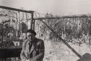 Nežinomas fotografas. Rašytojas Kazys Boruta savo buto balkone Olandų gatvėje, Vilniuje. 1950–1951 m. MLLM F1 1418. Maironio lietuvių literatūros muziejus. Naudojimo teisės: PD. Nuotrauka iš LIMIS