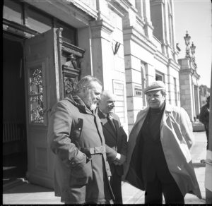 Bernardas Aleknavičius. [Režisierius, aktorius Povilas Gaidys, Klaipėdos dramos teatro direktorius Balys Juškevičius ir rašytojas Justinas Marcinkevičius. Klaipėda]. 1980 m. Klaipėdos apskrities viešoji I. Simonaitytės biblioteka. Naudojimo teisės: CC BY-NC-ND. Nuotrauka iš Europeanos