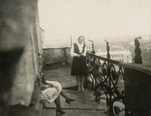 Gražutė Šlapelytė (sėdi) su drauge Vilniaus universiteto Šv. Jonų bažnyčios bokšte. 1930 m. Marijos ir Jurgio Šlapelių namas-muziejus. Naudojimo teisės: PD. Nuotrauka iš Europeanos