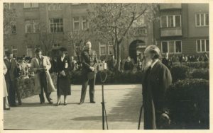Mitingas Karo muziejaus sodelyje. Kalba Lietuvos Vyriausybės teisingumo ministras S. Šilingas. Apie 1936 m. VDKM Fa 13680. Vytauto Didžiojo karo muziejus. Naudojimo teisės: PD. Nuotrauka iš LIMIS