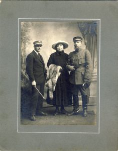 Ilja Jasvoinas. Poetas Liudas Gira su žmona Bronislava ir dailininkas Vilius Jomantas. Apie 1920 m. MLLM F 110. Maironio lietuvių literatūros muziejus. Naudojimo teisės: PD. Nuotrauka iš LIMIS