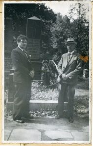 Prie Jono Basanavičiaus kapo (dešinėje – M. Šikšnys). Vilnius, Rasų kapinės. Apie 1938–1939 m. Lietuvos nacionalinis dailės muziejus. Naudojimo teisės: PD. Nuotrauka iš Europeanos