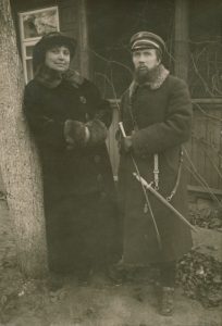 Liudas Gira su žmona prie namų Kaune, K. Donelaičio g. Nr. 18. Tuo metu L. Gira dirbo generaliniame štabe. Apie 1922 m. Maironio lietuvių literatūros muziejus. Naudojimo teisės: PD. Nuotrauka iš Europeanos