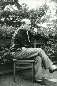 Nežinomas fotografas. Kazys Boruta savo namų Olandų g. 5 kieme. Apie 1956–1957 m. MLLM F 2596. Maironio lietuvių literatūros muziejus. Naudojimo teisės: PD. Nuotrauka iš LIMIS
