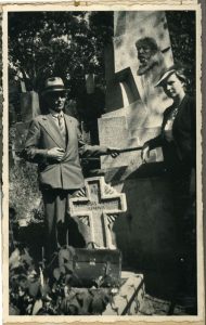 Prie Mikalojaus Konstantino Čiurlionio kapo (kairėje – M. Šikšnys). Vilnius, Rasų kapinės. Apie 1938–1939 m. Lietuvos nacionalinis dailės muziejus. Naudojimo teisės: PD. Nuotrauka iš Europeanos